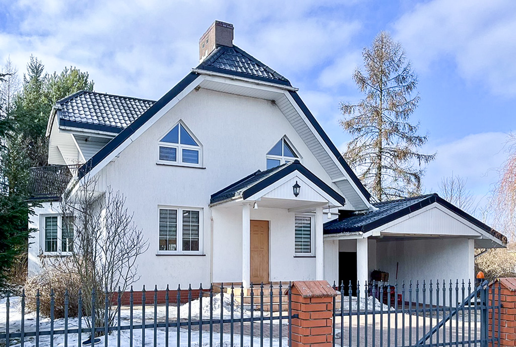 widok z ulicy na ekskluzywną willę do sprzedaży Białystok okolice