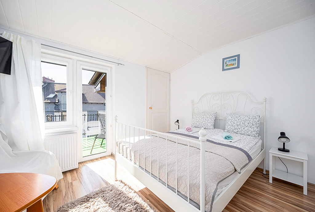 komfortowa sypialnia w ekskluzywnej willi na sprzedaż Gdańsk (okolice)