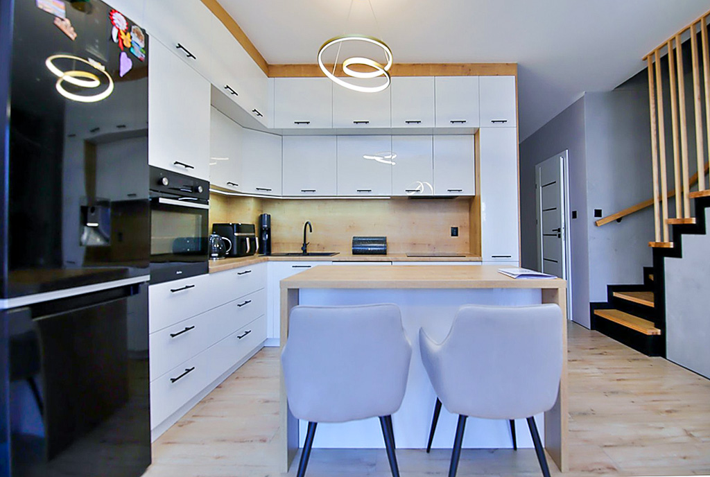 na pierwszym planie jadalnia, w oddali kuchnia w luksusowej willi na sprzedaż Gorzów Wielkopolski okolice