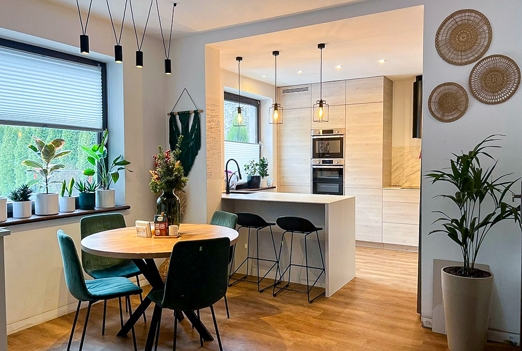 po lewej jadalnia, na wprost kuchnia w ekskluzywnej willi na sprzedaż Katowice okolice