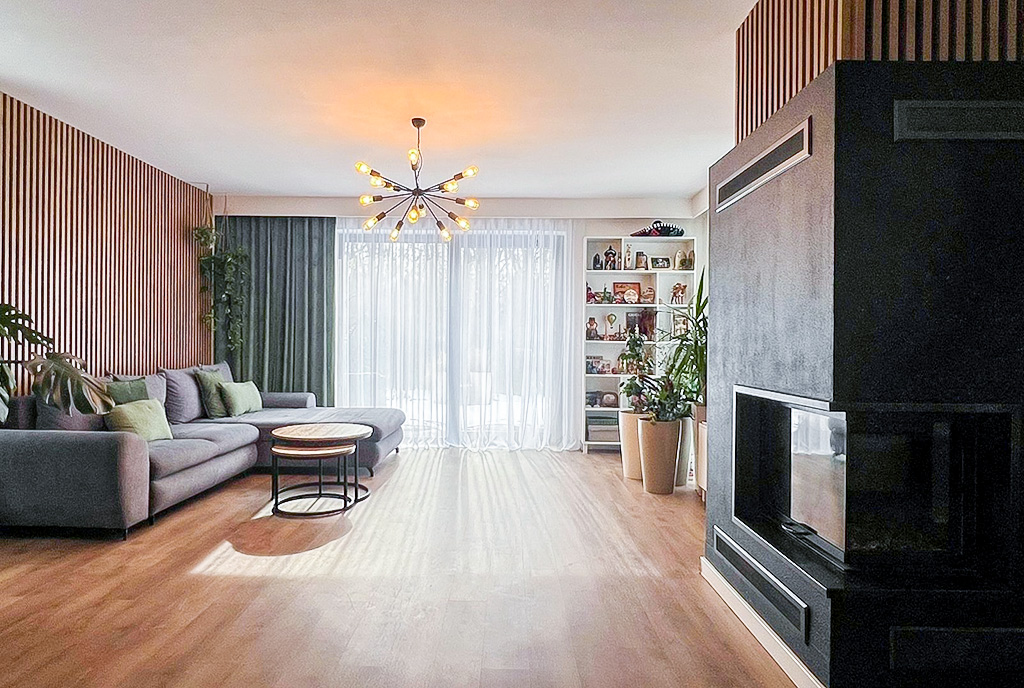 przepiękny kominek w nowoczesnym salonie w luksusowej willi na sprzedaż Katowice okolice