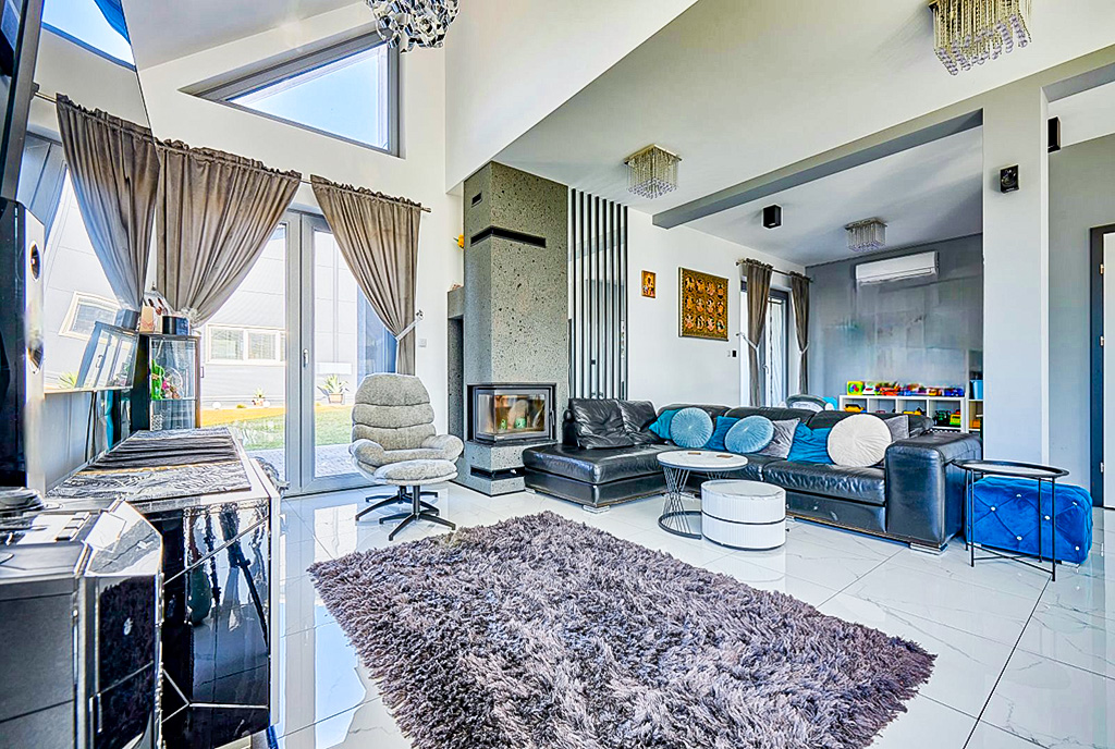 imponujące wnętrze salonu w ekskluzywnej willi do sprzedaży Kielce okolice