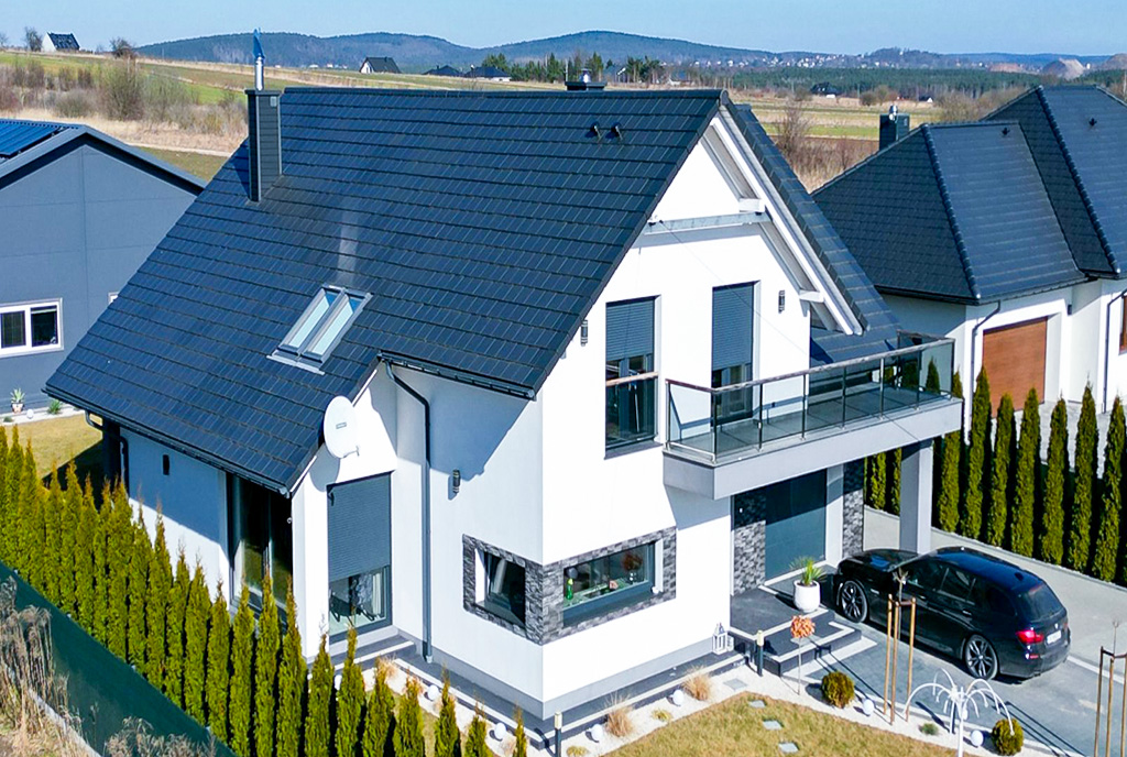 okazała bryła ekskluzywnej willi na sprzedaż Kielce okolice