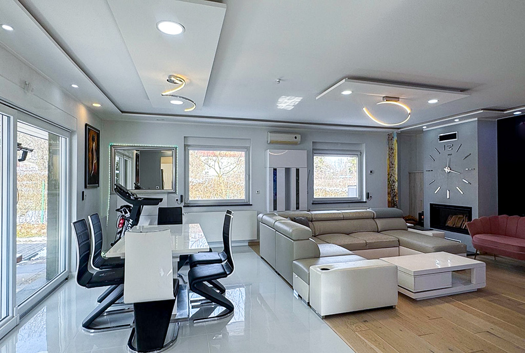 zaprojektowany zgodnie z najnowszymi trendami pokój dzienny w ekskluzywnej willi do sprzedaży Kłodzko okolice