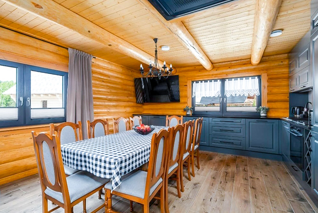 fragment kuchni i jadalni w ekskluzywnej willi na sprzedaż Konin okolice