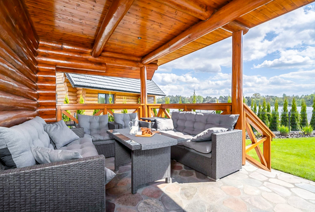 ogromny taras przy luksusowej willi na sprzedaż Konin okolice