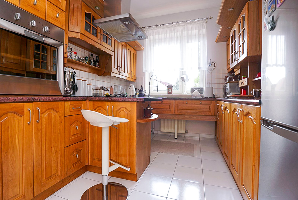 wykończona w drewnie kuchnia w luksusowej willi na sprzedaż Piotrków Trybunalski