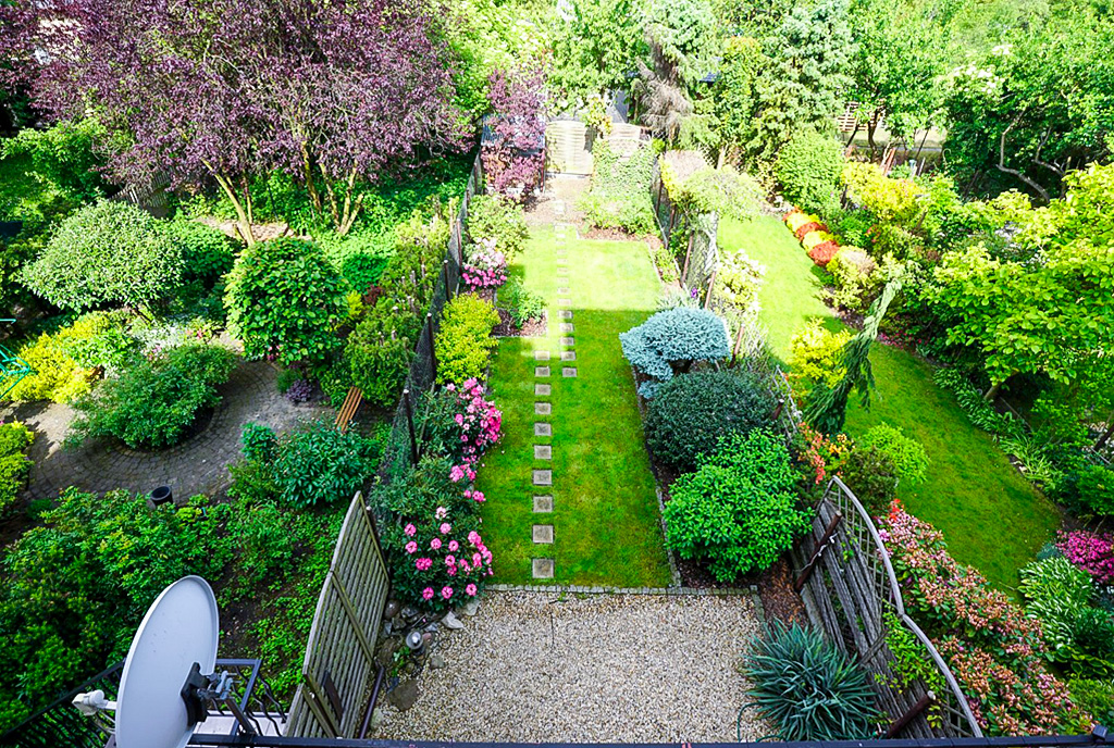 bogata roślinność w ogrodzie ekskluzywnej willi na sprzedaż Piotrków Trybunalski
