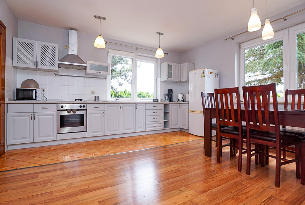 po prawej jadalnia, po lewej kuchnia w luksusowej willi na sprzedaż Piotrków Trybunalski okolice