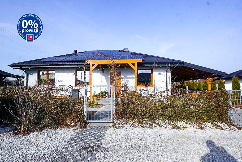 widok od strony ulicy na ekskluzywną willę na sprzedaż Piotrków Trybunalski okolice