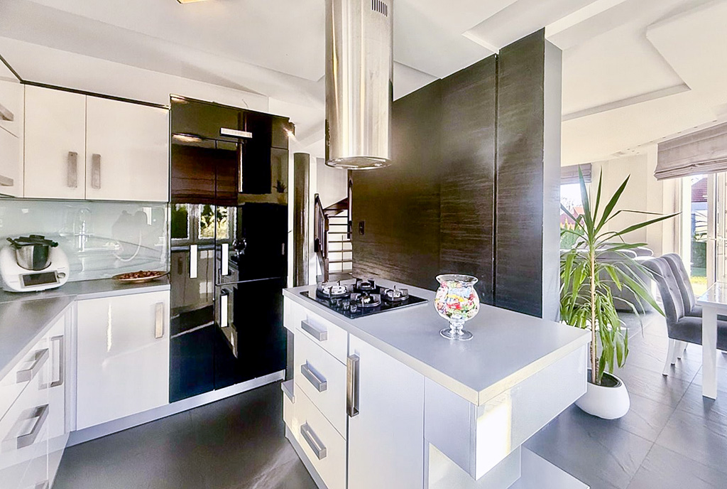 fragment kuchni w ekskluzywnej willi na sprzedaż Słupsk okolice