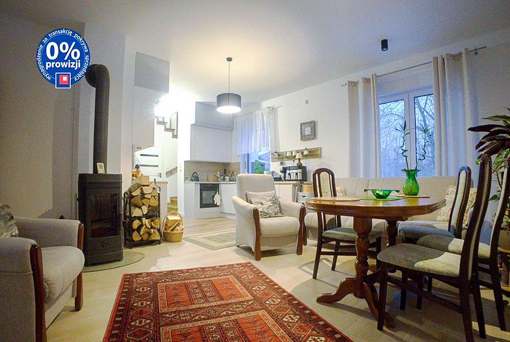 kameralny salon z kominkiem w ekskluzywnej willi do sprzedaży Warszawa okolice