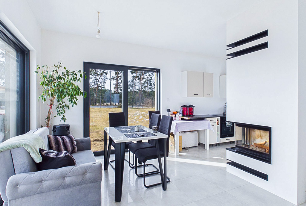 kominek w pokoju dziennym ekskluzywnej willi do sprzedaży Zielona Góra okolice