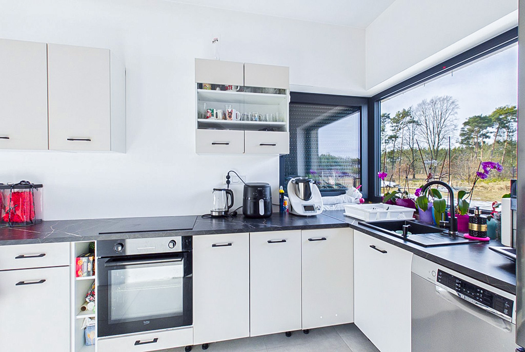 zbliżenie na kuchnię w luksusowej willi na sprzedaż Zielona Góra okolice