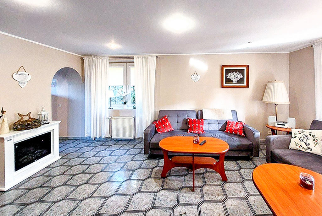 elegancki salon w ekskluzywnej willi do sprzedaży nad morzem