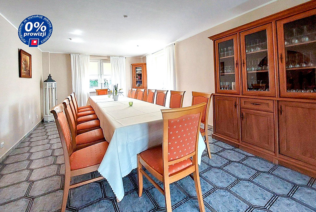 zbliżenie na jadalnię w luksusowej willi na sprzedaż nad morzem