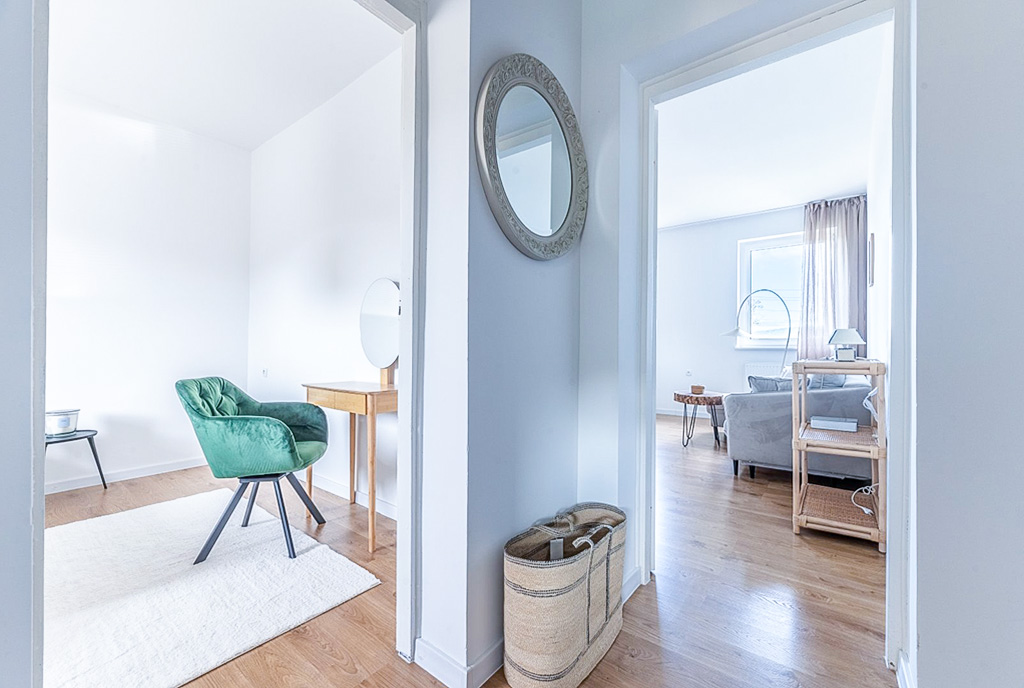 przestronny hol w ekskluzywnym apartamencie na sprzedaż Gdynia (okolice)