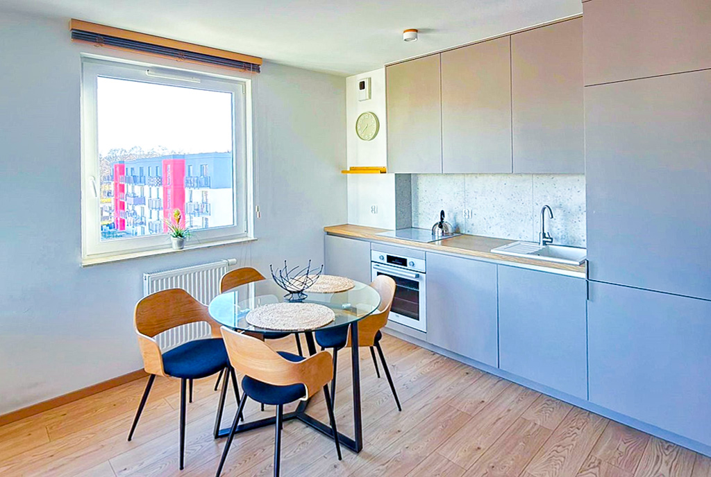 gustownie zaaranżowana jadalnia i kuchnia w ekskluzywnym apartamencie na sprzedaż Gdynia okolice