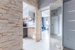 praktyczny przedpokój w ekskluzywnym apartamencie na sprzedaż Gdynia okolice