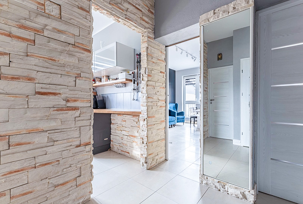 praktyczny przedpokój w ekskluzywnym apartamencie na sprzedaż Gdynia okolice