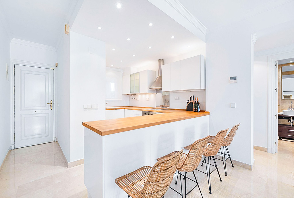 widok na jadalnię oraz kuchnię w luksusowym apartamencie na sprzedaż Hiszpania Costa del Sol