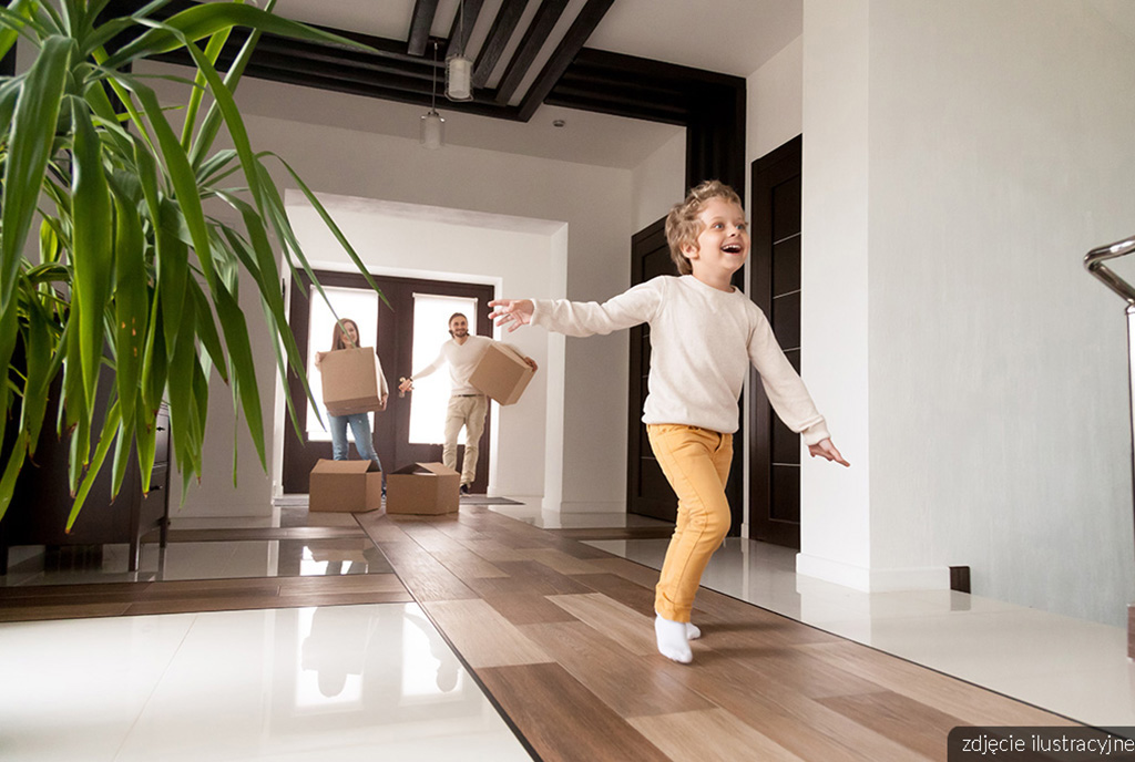 biegnące dziecko w przykładowej aranżacji wnętrza tego ekskluzywnego apartamentu na sprzedaż Katowice okolice