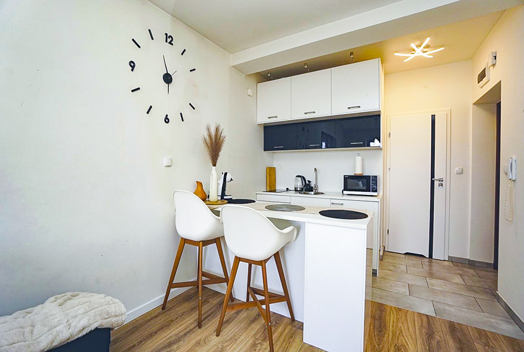 zbliżenie na jadalnię oraz kuchnię w ekskluzywnym apartamencie na sprzedaż Konin