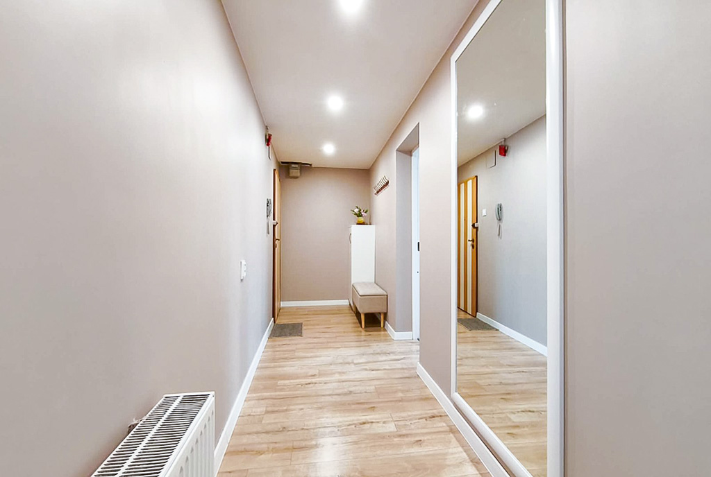 gustownie oświetlony przedpokój w luksusowym apartamencie na sprzedaż Legnica