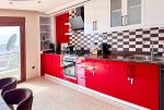 odważna kolorystyka czerwieni w kuchni ekskluzywnego apartamentu na sprzedaż Turcja Alanya