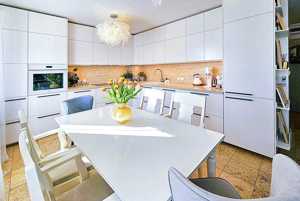 jadalnia oraz aneks kuchenny w luksusowym apartamencie na sprzedaż Wrocław okolice