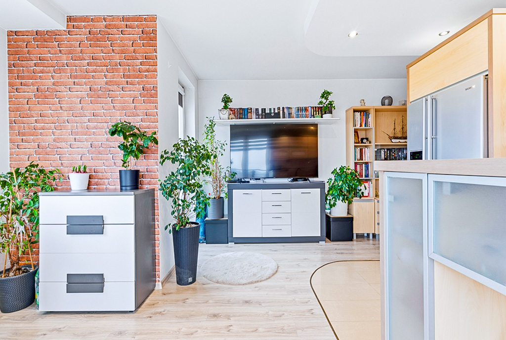 zbliżenie na pokój dzienny w ekskluzywnym apartamencie na sprzedaż Gdynia (okolice)