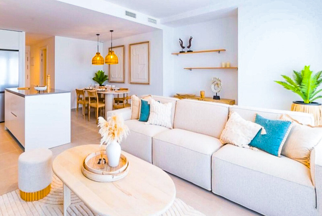 słoneczny pokój dzienny w ekskluzywnym apartamencie do sprzedaży Hiszpania Cancelada Estepona