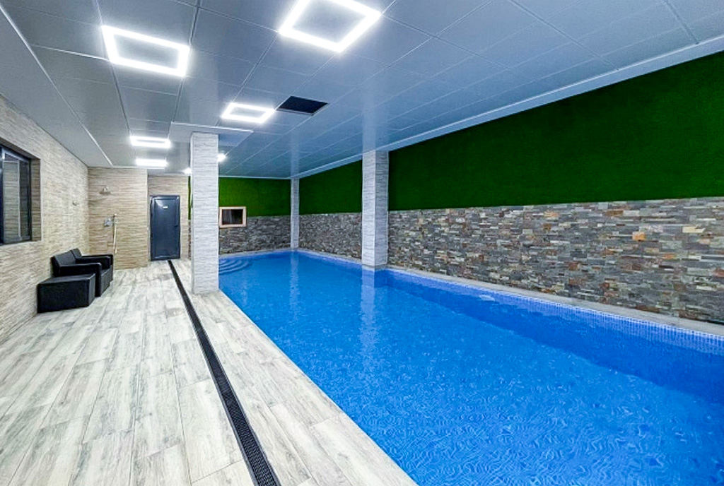 basen w częściach wspólnych budynku, gdzie znajduje się oferowany na sprzedaż luksusowy apartament Hiszpania Torrevieja