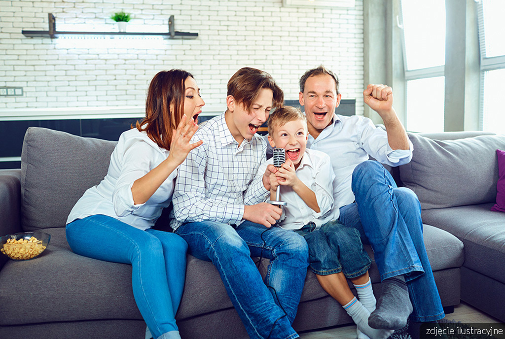 szczęśliwa rodzina w salonie luksusowego apartamentu do sprzedaży Hiszpania Torrevieja