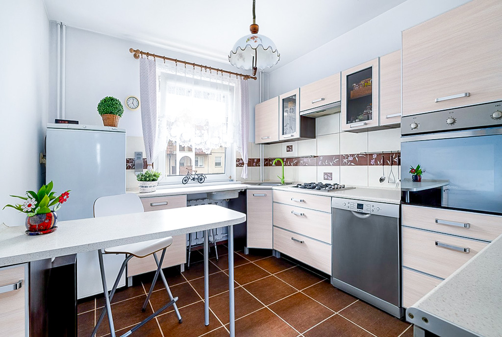 po lewej jadalnia, po prawej kuchnia w luksusowym apartamencie na sprzedaż Poznań