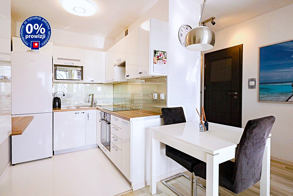 zaprojektowana w bieli kuchnia w luksusowym apartamencie na sprzedaż Wrocław