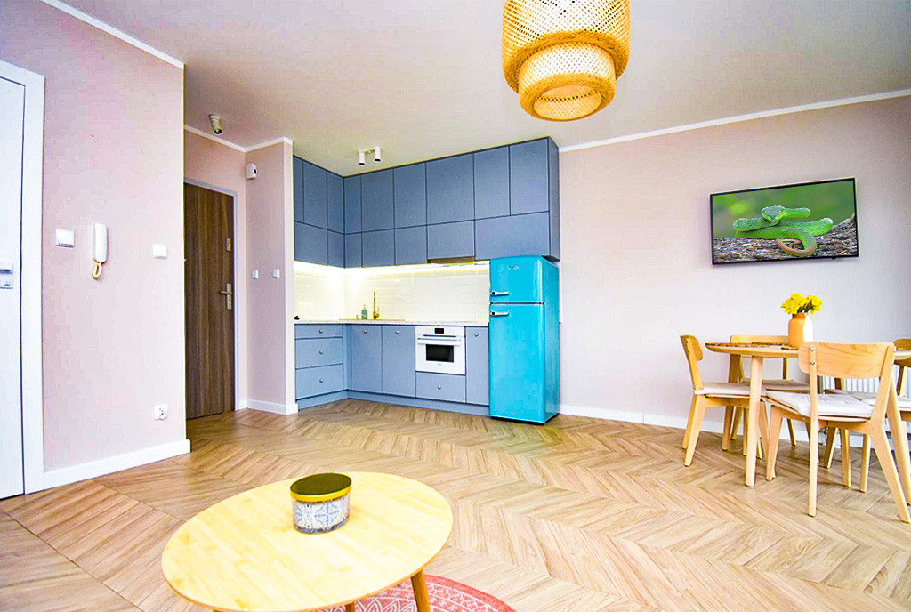 odważna kolorystyka wnętrza w ekskluzywnym apartamencie do sprzedaży nad morzem