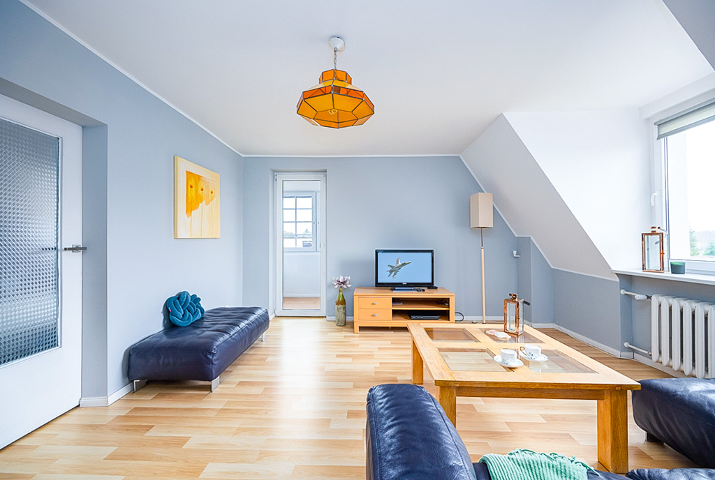 widok na salon w ekskluzywnym apartamencie do sprzedaży nad morzem