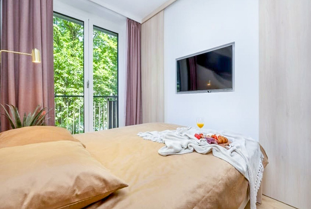 elegancka sypialnia w luksusowym apartamencie na sprzedaż nad morzem