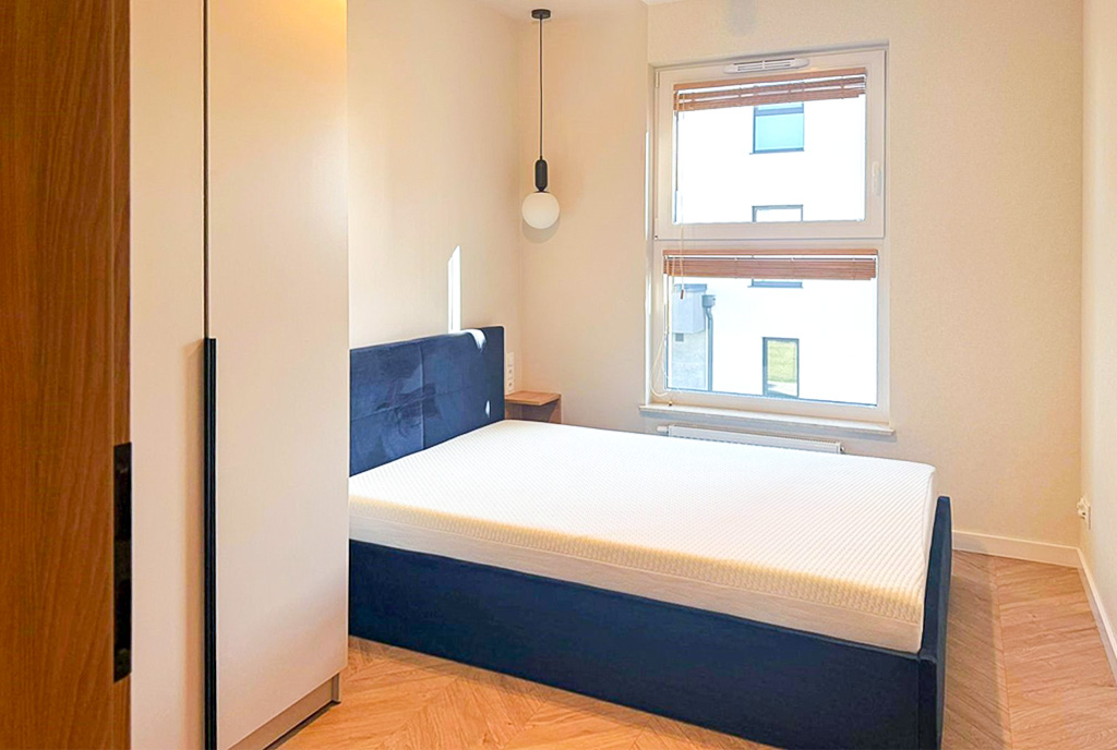 na zdjęciu sypialnia w ekskluzywnym apartamencie na wynajem Gdynia okolice