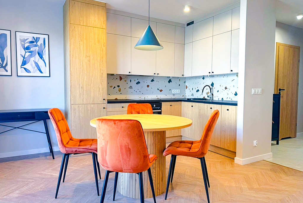 zbliżenie na jadalnię oraz kuchnię w luksusowym apartamencie do wynajmu Gdynia okolice