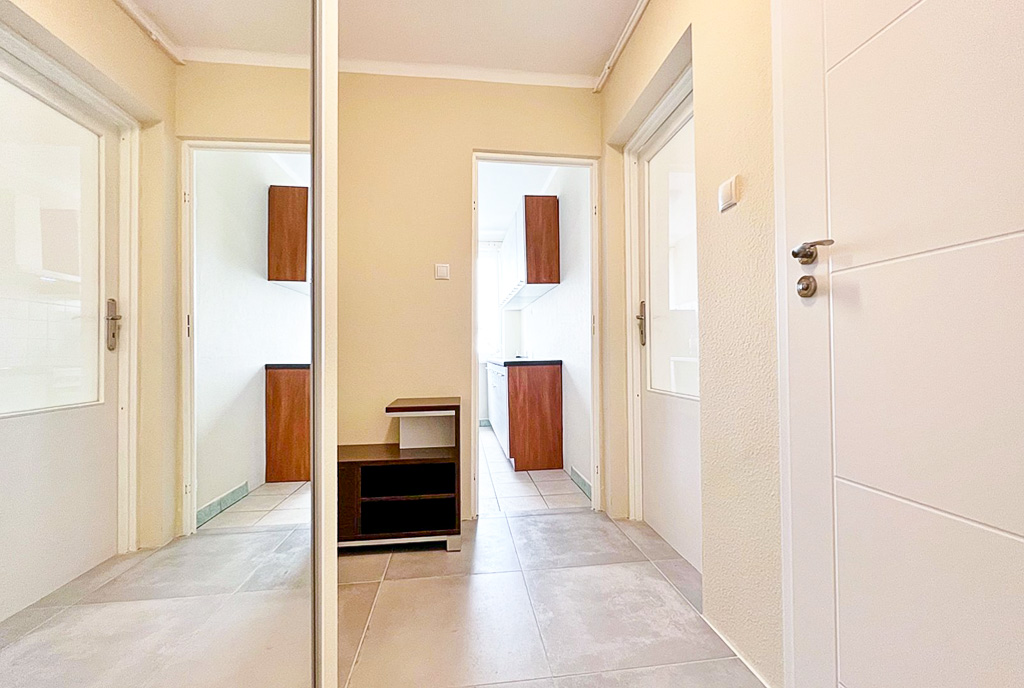 reprezentacyjny hol w ekskluzywnym apartamencie na wynajem Gorzów Wielkopolski