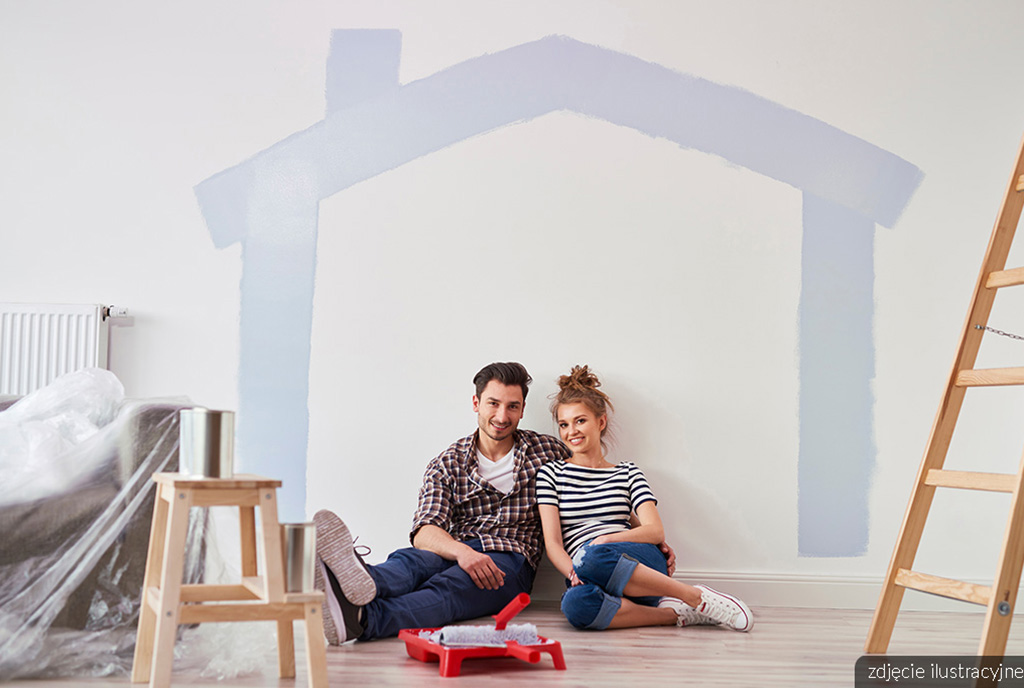 para ludzi siedząca na podłodze ekskluzywnego apartamentu na wynajem Radom