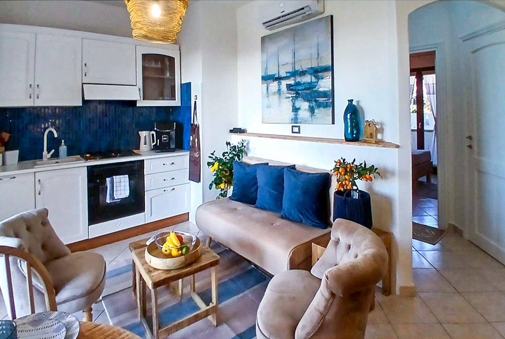 po lewej kuchnia, po prawej salon w luksusowym apartamencie do wynajmu Włochy Lu Bagnu