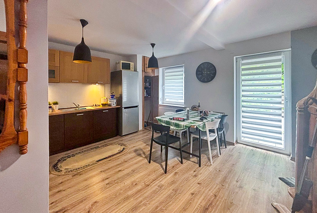 widok na salon i kuchnię w ekskluzywnym domu do wynajęcia Szczecin