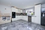 zaprojektowana w bieli kuchnia w ekskluzywnej willi na sprzedaż Gorzów Wielkopolski okolice