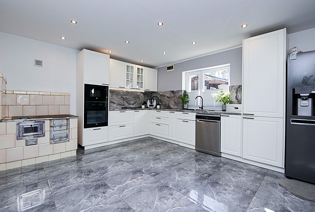 zaprojektowana w bieli kuchnia w ekskluzywnej willi na sprzedaż Gorzów Wielkopolski okolice