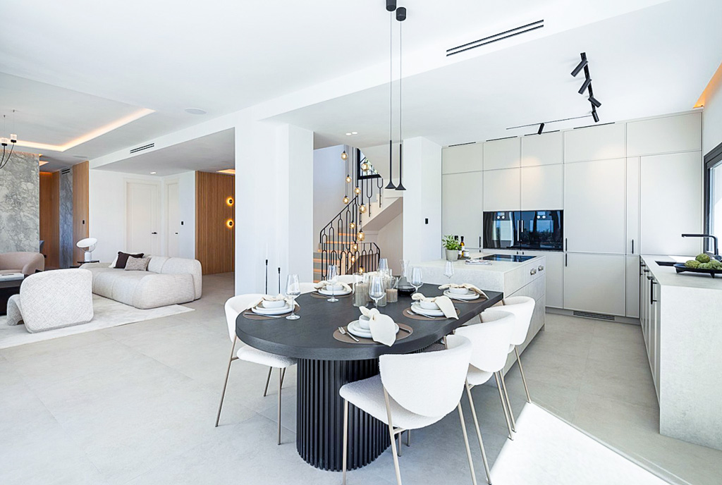 na pierwszym planie jadalnia w luksusowej willi na sprzedaż Hiszpania Marbella