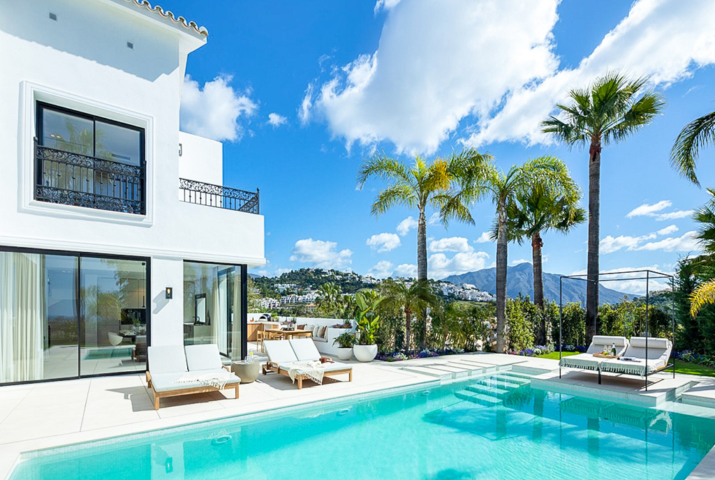 prywatny basen przy ekskluzywnej willi na sprzedaż Hiszpania Marbella