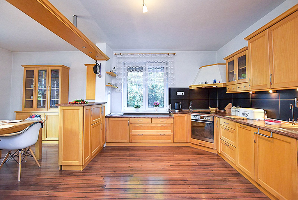 gustowna aranżacja kuchni w ekskluzywnej willi na sprzedaż Inowrocław